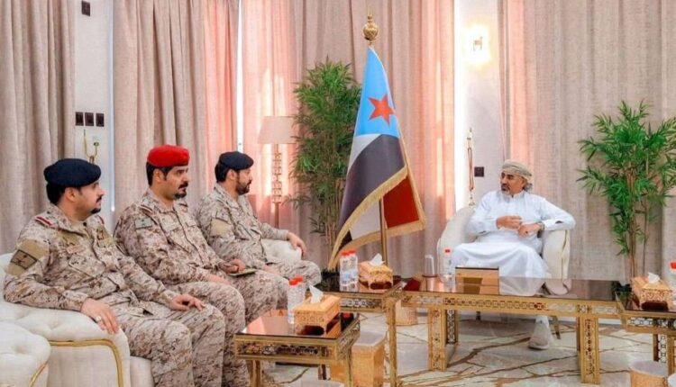 حراك سعودي لتفكيك الانتقالي.. الزبيدي يرضخ لشروط الرياض ويطيح بقيادات بارزة