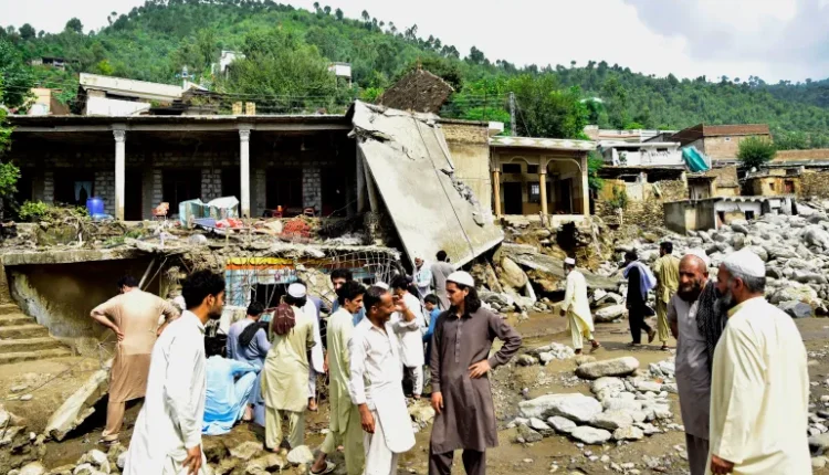 فيضانات باكستان تحصد 340 قتيلا وسط استمرار الأمطار وتحطم مروحية إنقاذ