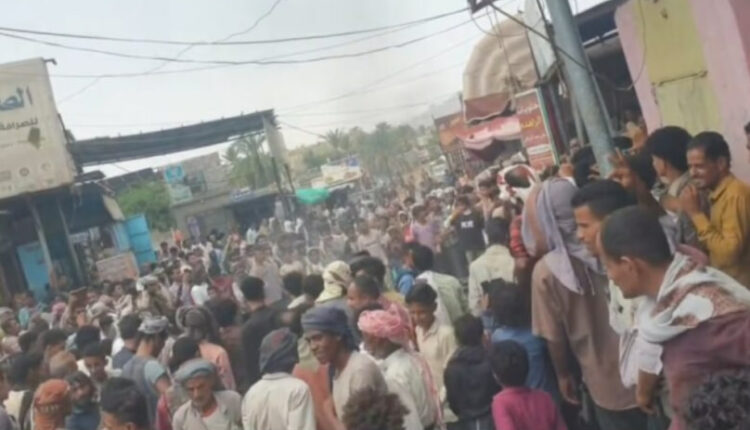 مظاهرة شعبية في تعز تطالب بإقالة الفاسدين وتحسين الخدمات