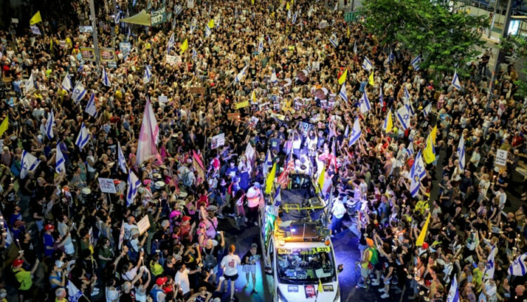 تظاهرة تطالب بإعادة الأسرى من غزة واقتحام القناة ال13 الإسرائيلية