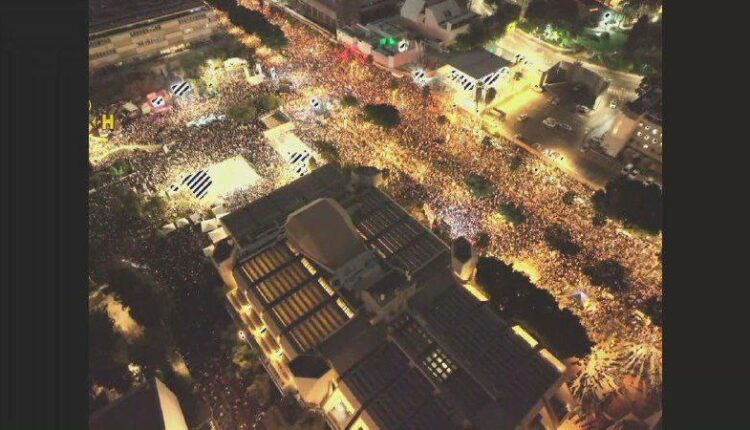 ميدان يافا يمتلئ بـ150 ألف متظاهر.. أزمة الثقة تتفاقم بين الشارع الإسرائيلي وحكومته