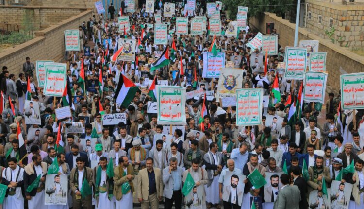 من ساحات الجامعات اليمنية .. رسالة غضب إلى المحتل الإسرائيلي والصامتين