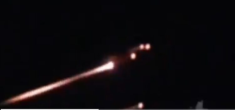 شاهد فيديو واضح لانقسام الصاروخ اليمني إلى عدة صواريخ متشظية فوق مطار بن غوريون