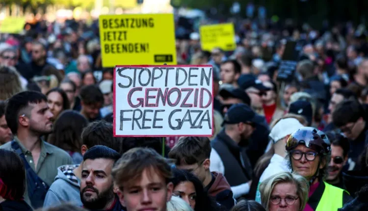 مظاهرات عارمة..عواصم العالم تهتف لغزة وتدين تسليح “إسرائيل”