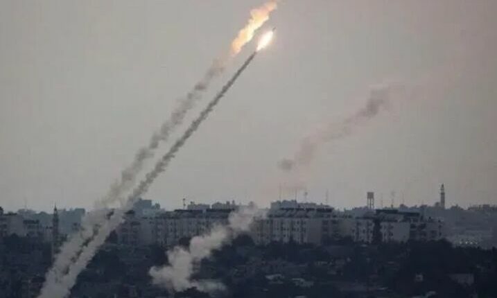 المقاومة الفلسطينية تكسر المعادلة.. صواريخ تنطلق من غزة وتصيب عمق الاحتلال