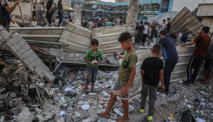 الاحتلال يرتكب “إبادة تعليمية” في غزة بحرمان 785 ألف طالب من الدراسة