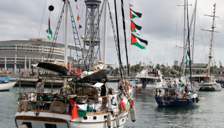 “هآرتس”: شرطة الاحتلال اعتدت على ناشطي “أسطول الصمود” ومنعت عنهم الماء والمحامين