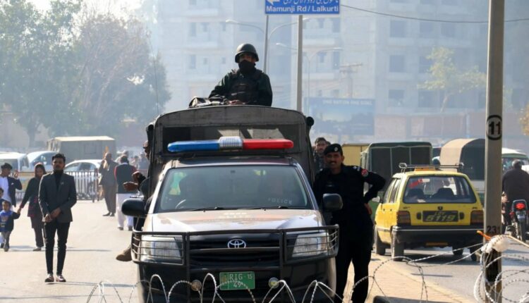 هجوم انتحاري يضرب قاعدة في باكستان..12 قتيلا ومعركة استمرت 12 ساعة