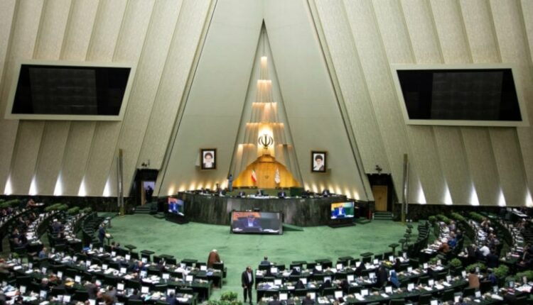 نواب إيرانيون يطالبون بإعادة النظر في العقيدة الدفاعية ومسألة السلاح النووي