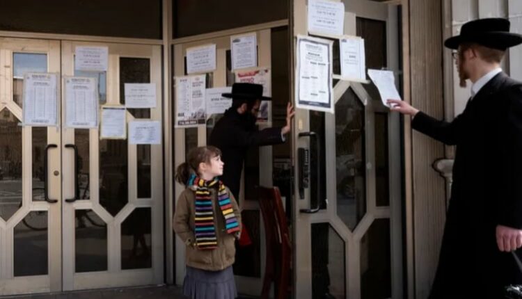 وزارة العدل الأميركية تقاضي متضامنين مع فلسطين بتهمة الاحتجاج أمام كنيس يهودي