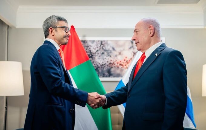 من هي الدول العربية التي لم تقاطع كلمة نتنياهو وبقيت وفودها في القاعة تصفق له؟