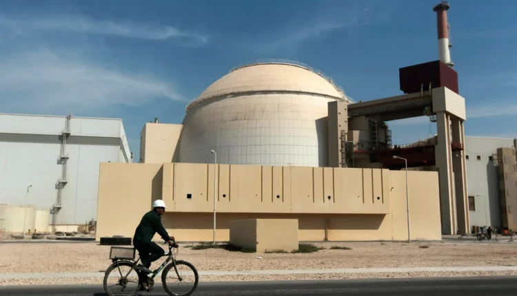 إيران تهدد بتعليق التعاون النووي ردا على إعادة العقوبات الدولية