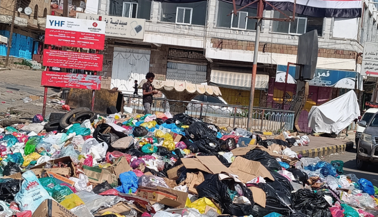 تعز تختنق بالنفايات وسط إضراب عمال النظافة وغياب العدالة