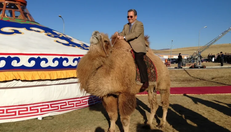 تسريب رسائل إيهود باراك يكشف وساطة إبستين في اتفاقية أمنية بين إسرائيل ومنغوليا