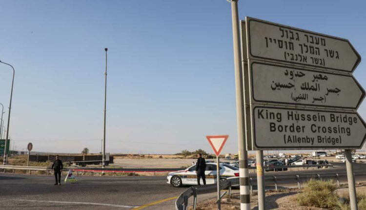 الاحتلال يغلق معبر الكرامة بشكل مفاجئ ويعطل حركة المسافرين