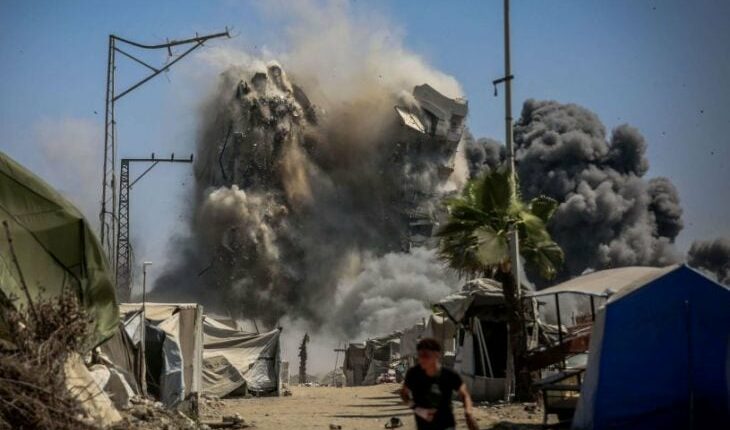 الاحتلال يدمر برج الصفدي ويشرد عشرات العائلات في حي النصر