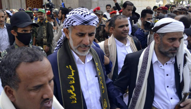 بين الحياة والموت شعرة..محمد مفتاح يخرج من تحت الأنقاض ويؤكد: كنت إلى جانب الرهوي ولا وجود لأي اختلال أمني