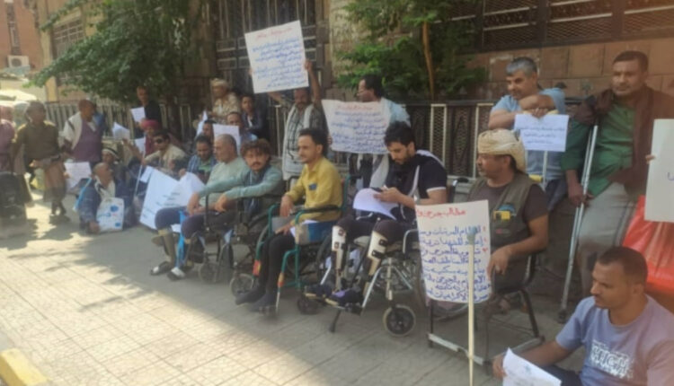  جرحى “الشرعية” في تعز يواجهون الإهمال ويكشفون زيف شعاراتها