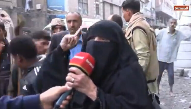 وسط ركام منزلهما .. شاهد كيف ردت نساء اليمن على جريمة التحرير