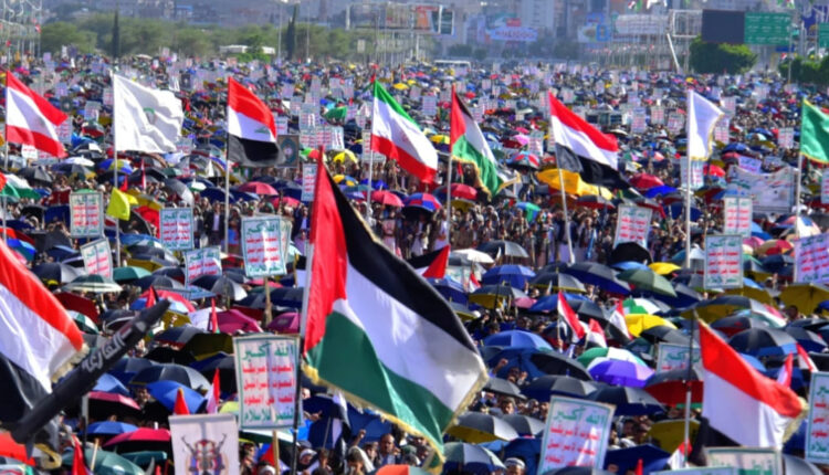 صنعاء تخرج دعما لغزة ورفضا للخذلان ومواجهة للعدو وتحذيرا من التورط