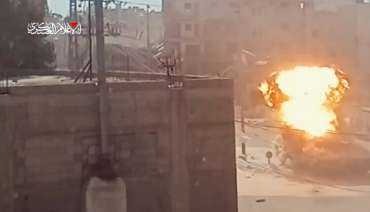القسام تبث مشاهد لاستهداف دبابة ميركفا خلال توغل الاحتلال في غزة