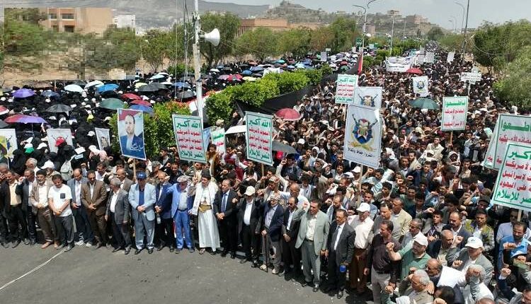 مسيرة حاشدة بجامعة صنعاء تحت شعار: «ثابتون مع غزة والأقصى بالدم والسلاح والمال»