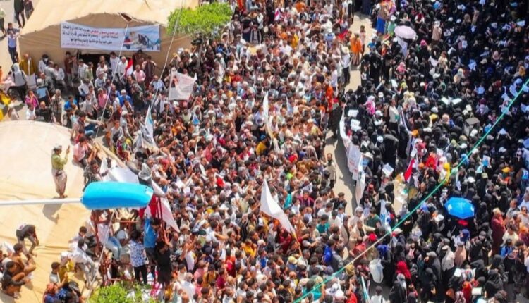 تعز تغلي.. دعوات لوقفة احتجاجية حاشدة تنديداً باختطاف الصحفي يزيد الفقيه