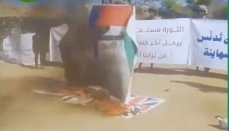 احتجاجات غاضبة في شبوة.. متظاهرون يحرقون أعلام الإمارات وأمريكا و”إسرائيل” وصور محمد بن زايد