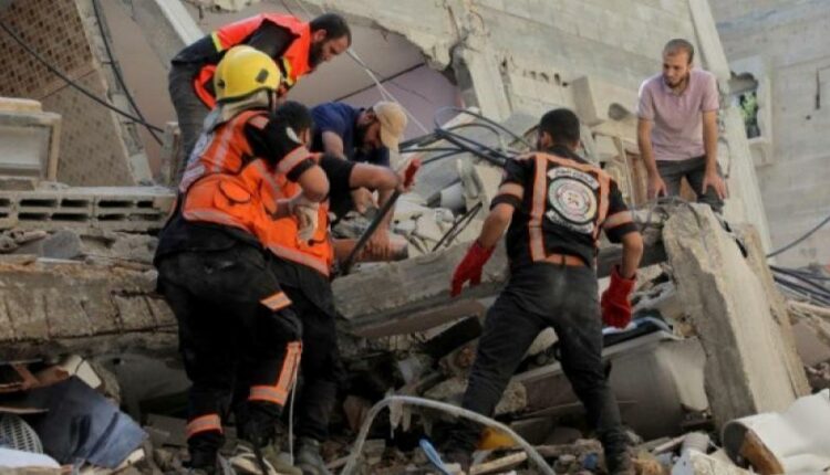 الاحتلال يستهدف طواقم الدفاع المدني بغزة أثناء إنقاذ الجرحى ويوقع إصابات خطيرة