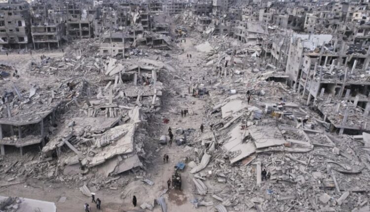 الصليب الأحمر: حجم الدمار في غزة يعقّد التعرف على هوية الرفات المنتشلة من تحت الأنقاض