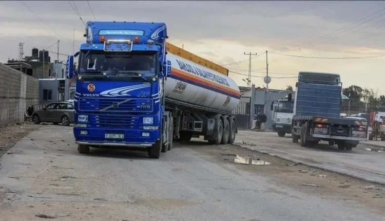 غزة تستقبل أولى شاحنات الوقود والغاز من معبر كرم أبو سالم