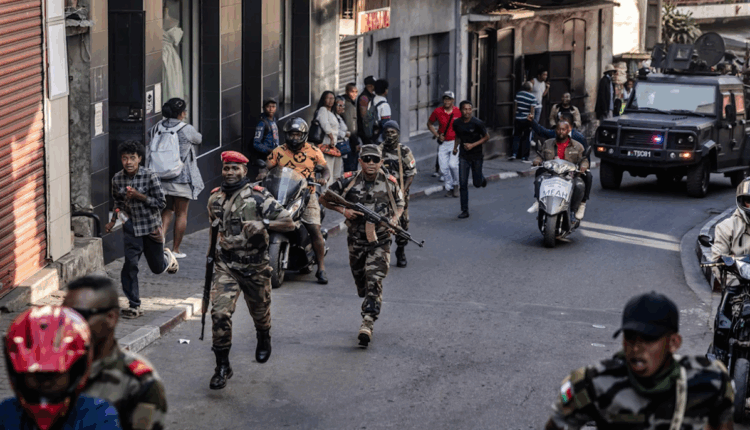 انقلاب عسكري في مدغشقر يطيح برئيس البلاد… وسقوط جديد لنفوذ فرنسا في إفريقيا
