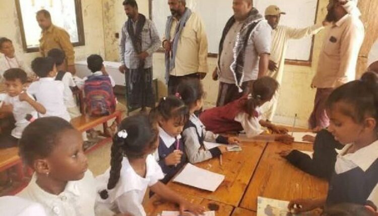 مناهج إماراتية بديلة في سقطرى.. خطوة لتجريف الهوية اليمنية