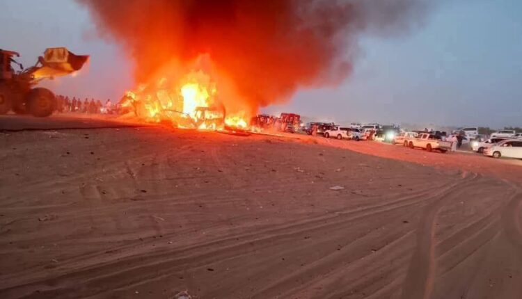 مأساة جديدة على “طريق الموت” بمأرب.. وفاة 14 شخصًا وإصابة طفلة في حادث مروّع
