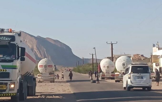 قبائل شبوة تقطع الطريق الدولي