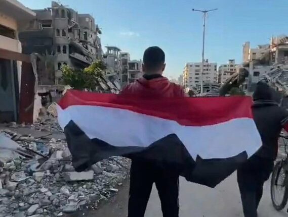 أثناء استقبال الأسرى … الفلسطينيون يوجهون تحية وفاء لليمن