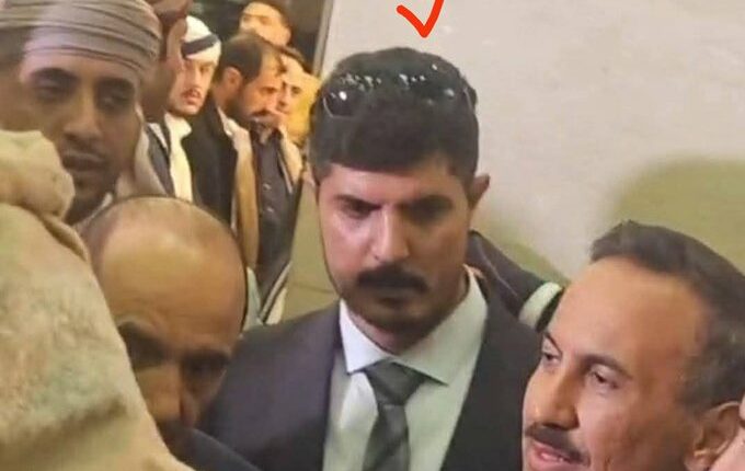 وزير الدفاع بحكومة عدن يطيح بقيادات موالية للإصلاح ويعيّن محسوبين على جناح “أحمد علي”