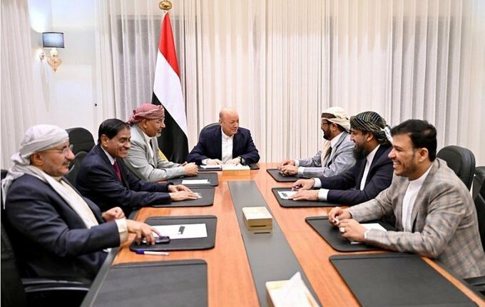 ملاسنات وتهديدات… جلسة ساخنة للرئاسي في الرياض حول “الإيرادات”