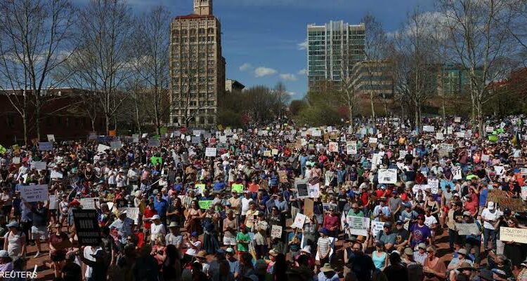 مظاهرات غاضبة تجتاح الولايات المتحدة وأوروبا احتجاجاً على سياسات ترامب