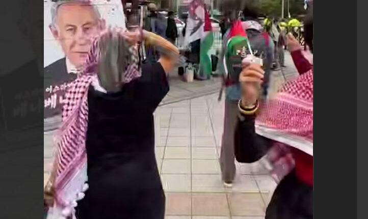 كوريا الجنوبية.. نشطاء يرشقون صورة نتنياهو بالأحذية خلال وقفة تضامنية مع غزة