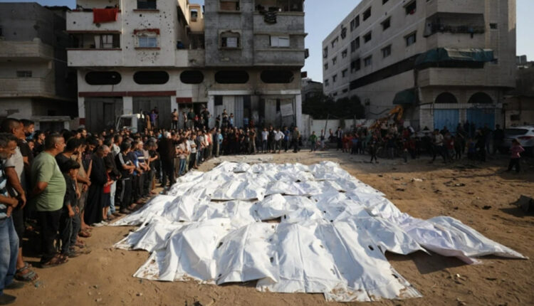 نقل رفات 100 شهيد دفنوا مؤقتا إلى مقابر شرعية في غزة