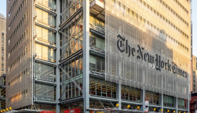 كتاب وباحثون يقاطعون “نيويورك تايمز” احتجاجًا على “تواطئها” في إبادة غزة