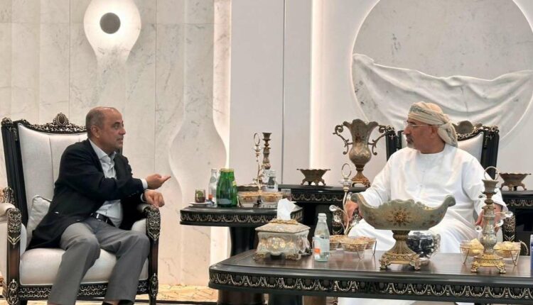 تصدّع جديد في حكومة التحالف.. بن بريك يرفض العودة إلى عدن احتجاجًا على “انقلاب الزبيدي الإداري”