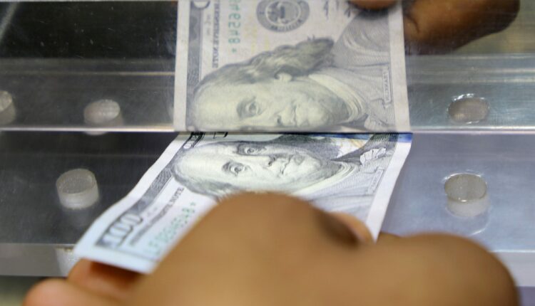 رفع الدولار الجمركي.. قرار جديد يفاقم معاناة اليمنيين تحت سلطة حكومة التحالف