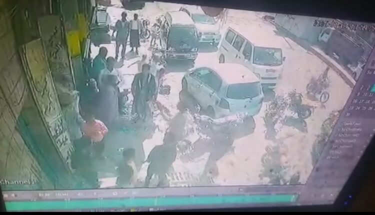 انفلات أمني بتعز.. مرافق قيادي إصلاحي ينفذ سطوًا مسلحًا ويطلق النار عشوائيًا