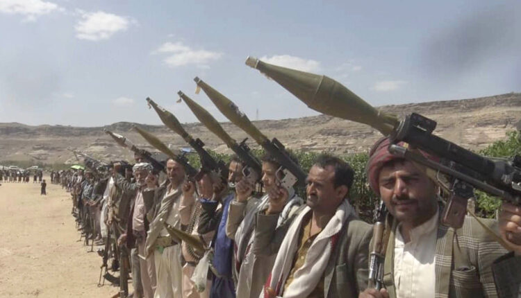 قبائل يمنية في عدة محافظات تعلن جهوزيتها القصوى وتؤكد استمرار التعبئة العامة
