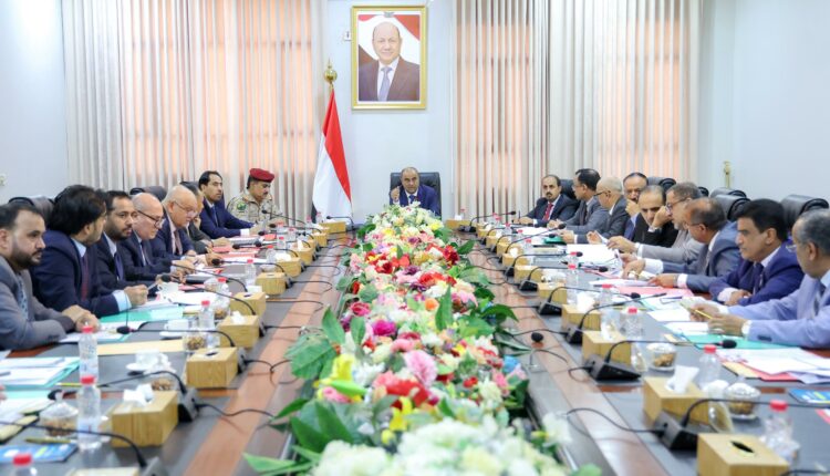 خبراء اقتصاديون: برفع الدولار الجمركي المجلس الرئاسي يفتح بوابة الانهيار الاقتصادي