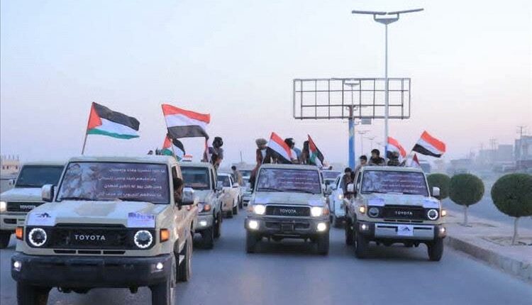  المهرة تحتفي بالاستقلال بمواكب جماهيرية حملت أعلام اليمن وفلسطين