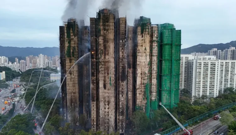 كارثة حريق تجتاح أبراجا سكنية في هونغ كونغ تخلف 45 قتيلا و249 مفقودا