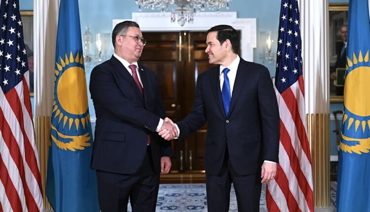 رغم أن آلاف الشهداء الفلسطينيين مازالوا تحت الأنقاض.. دولة إسلامية تعلن التطبيع مع “إسرائيل”